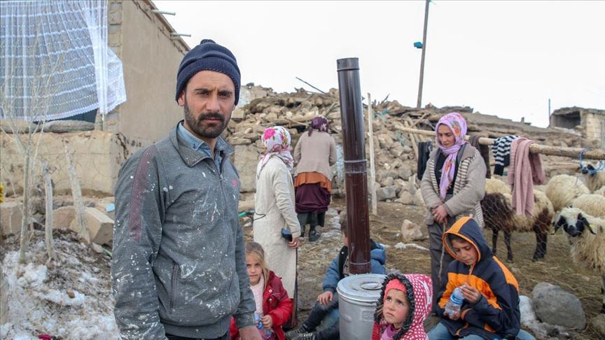 Enkazın altında kalan baba ve 4 çocuğu yaşamını yitirdi