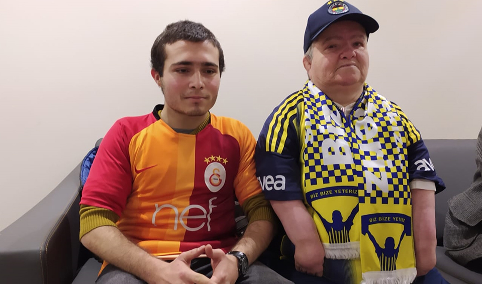 Konyalı engelli anne-oğulun derbi heyecanı