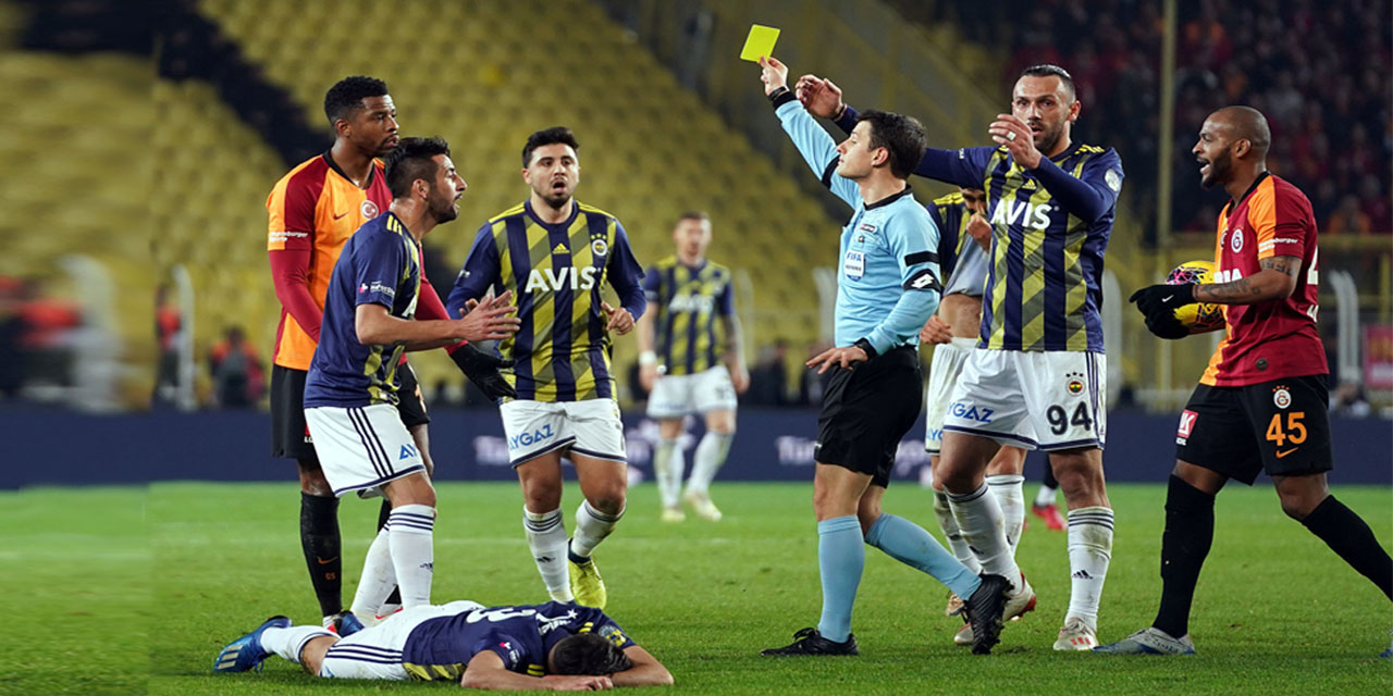 Derbide kartlar havada uçuştu