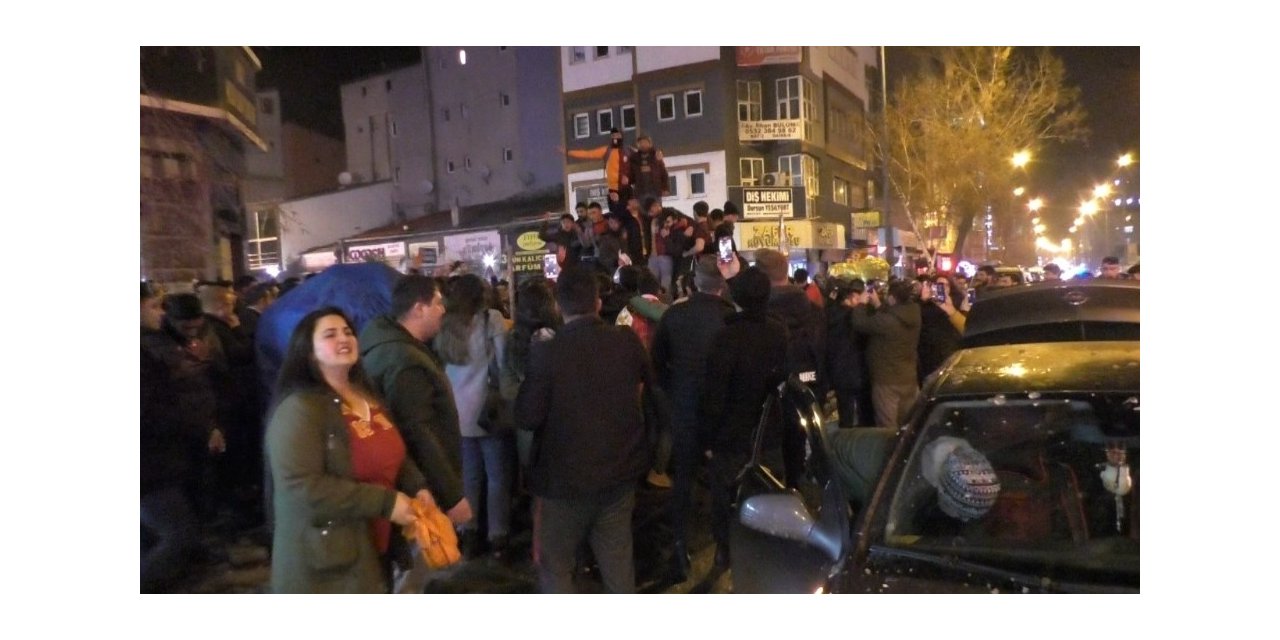 Kars’ta Galatasaraylı taraftarlar sokaklara döküldü