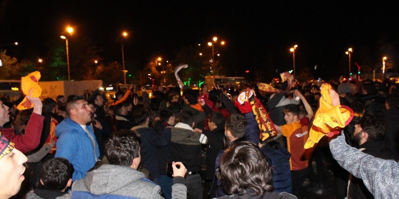 Erzurum’da Galatasaraylı taraftarlar, Kadıköy galibiyetini coşkuyla kutladı