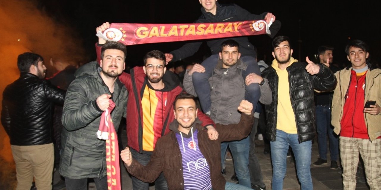 Galatasaraylı taraftarlar: "Sabaha kadar buradayız"