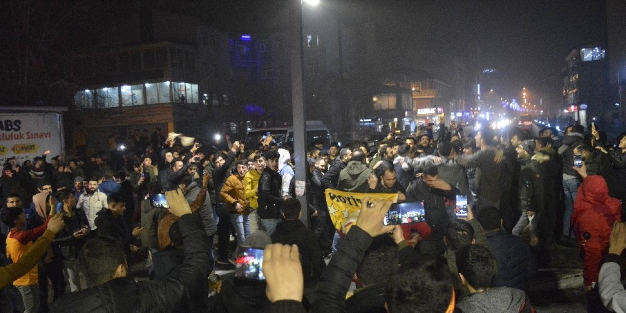 Ağrı’da Galatasaraylı taraftarlar, 20 yıl sonra gelen Kadıköy galibiyetini coşkuyla kutladı