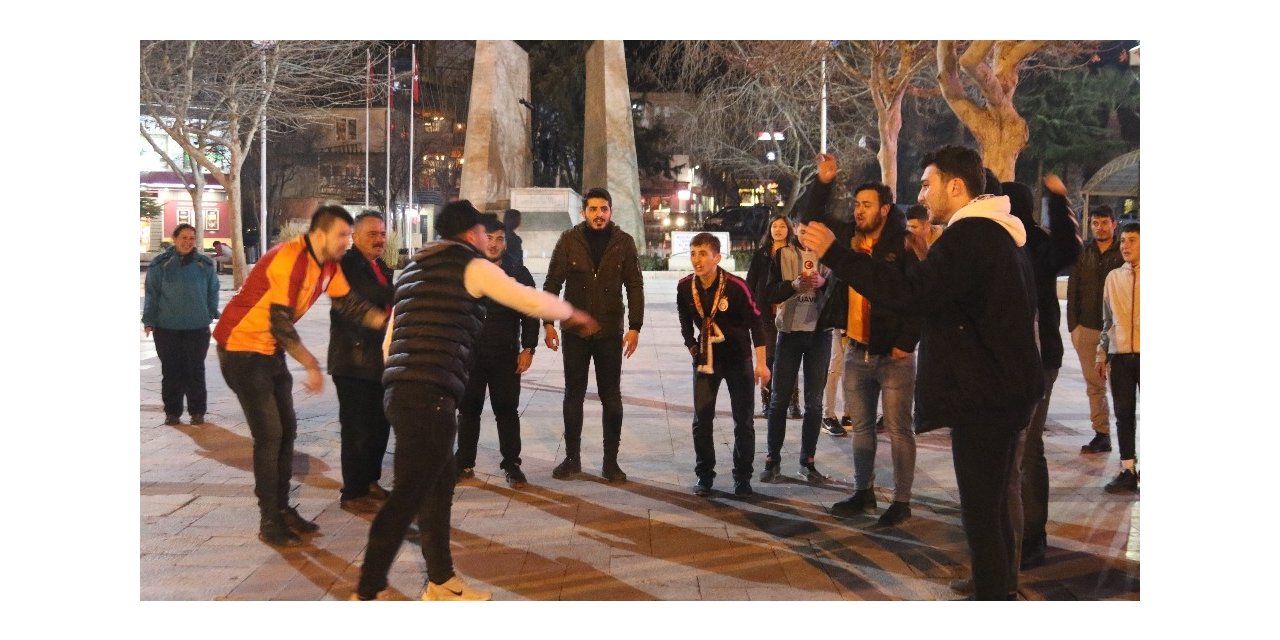 Taraftar grupları arasındaki gerginliği polisin müdahalesi önledi