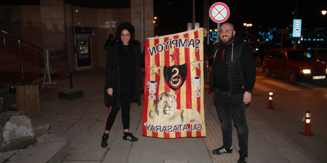 Galatasaray taraftarları galibiyeti doyasıya kutladı