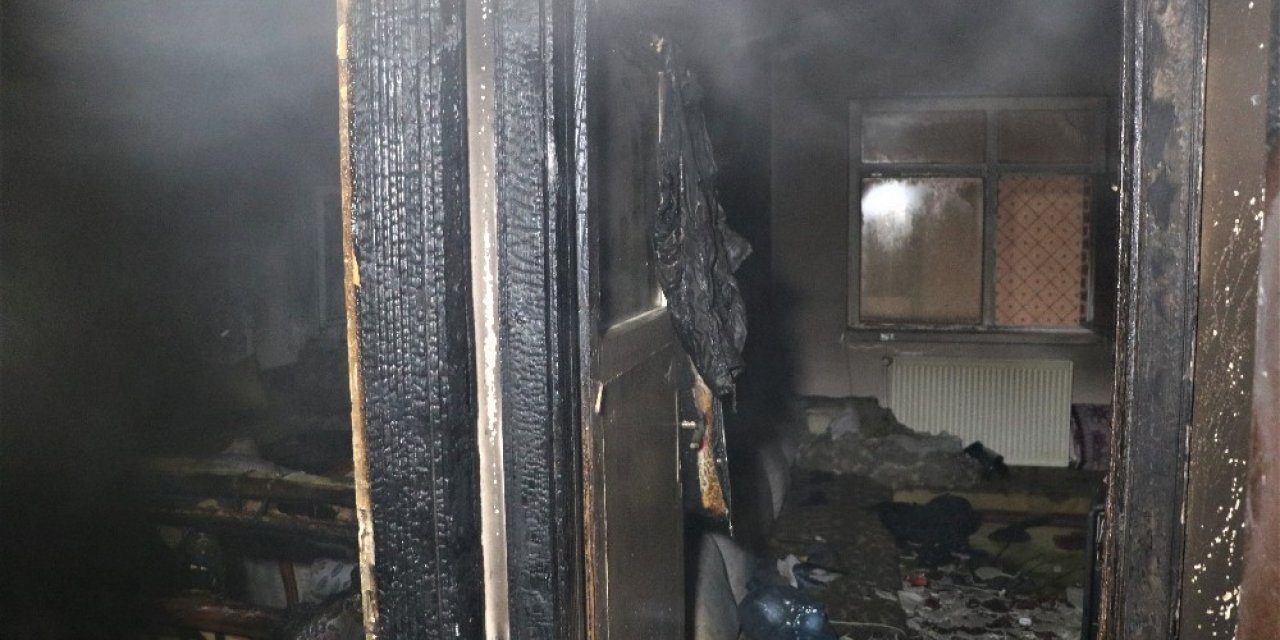 Elazığ’da ev yangını, 5 kişi dumandan etkilendi