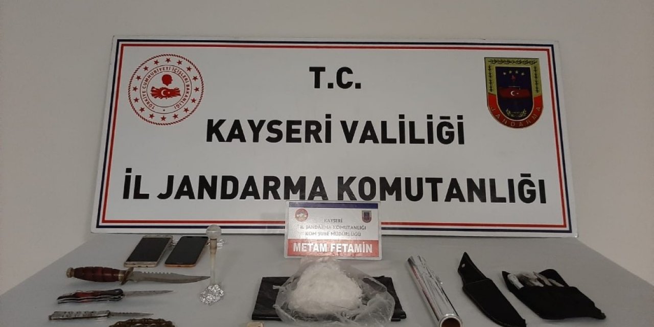 Jandarmadan uyuşturucu tacirlerine gözaltı