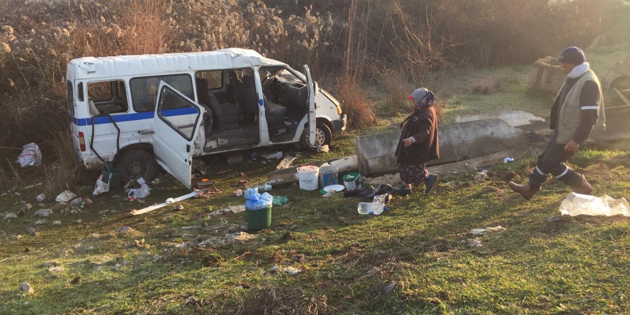 Manisa'da tarım işçilerini taşıyan minibüs ile otomobil çarpıştı: 13 yaralı
