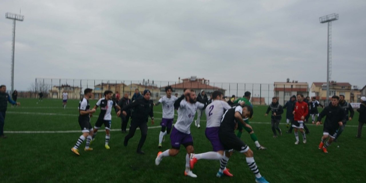 Maçtan sonra saha karıştı, futbolcular birbirine girdi