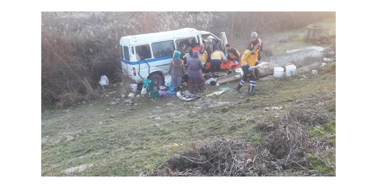 Manisa’da işçi servisi ile otomobil çarpıştı: 13 yaralı