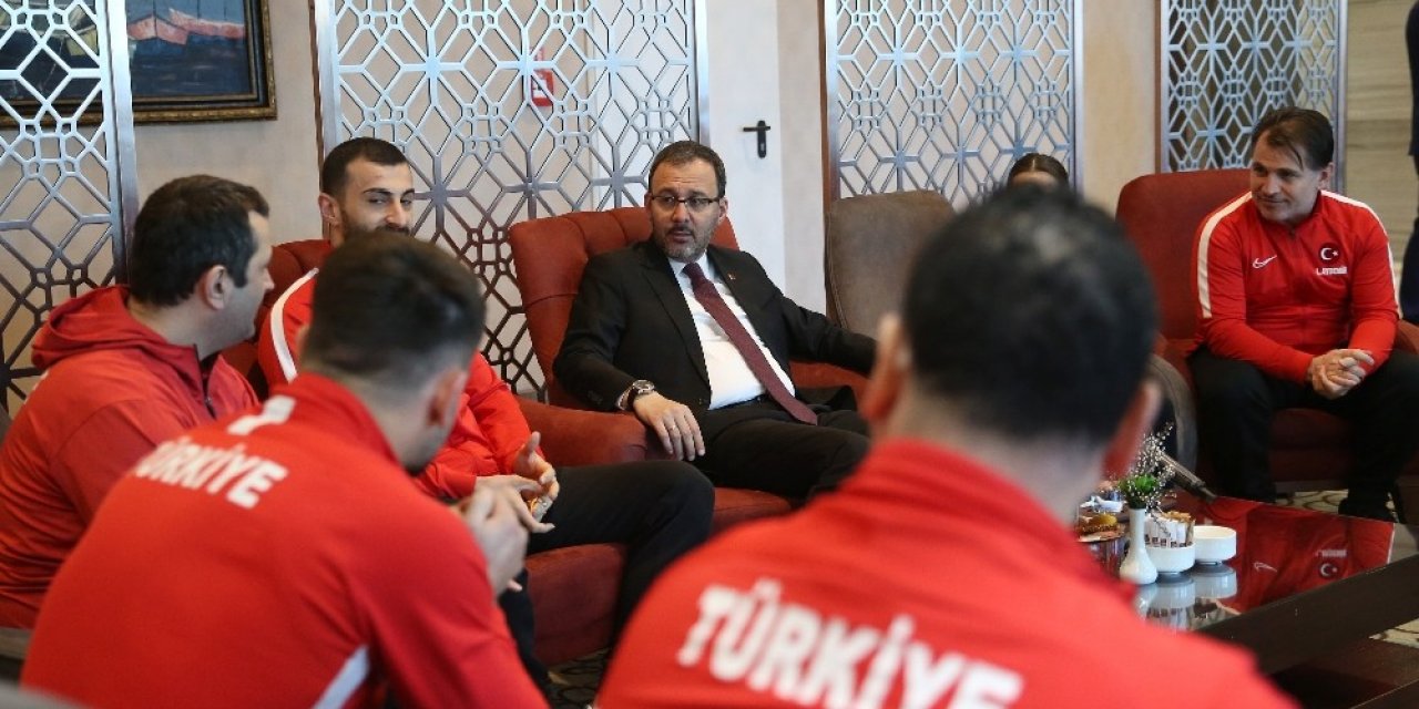 Bakan Kasapoğlu’ndan milli karatecilere ziyaret