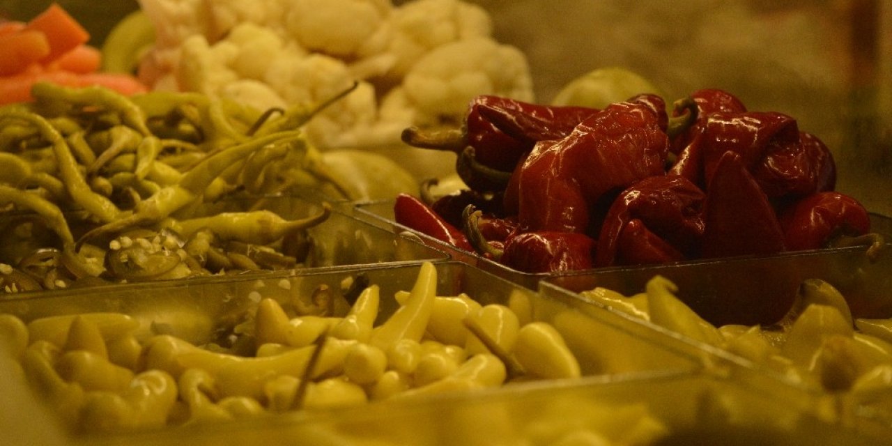 Turşu satıcıları sektörün bayram günlerini geçiriyor