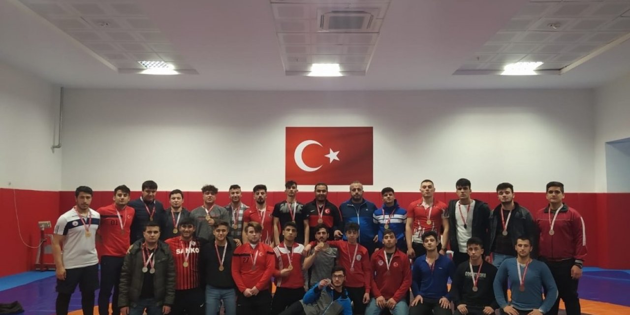 Büyükşehir sporcularından minderde büyük başarı