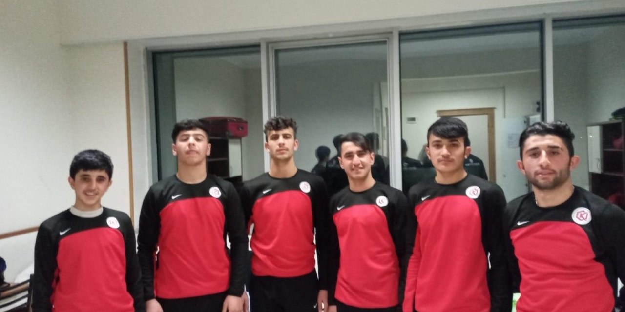 Güreşçi muhtardan sporculara eşofman takımı