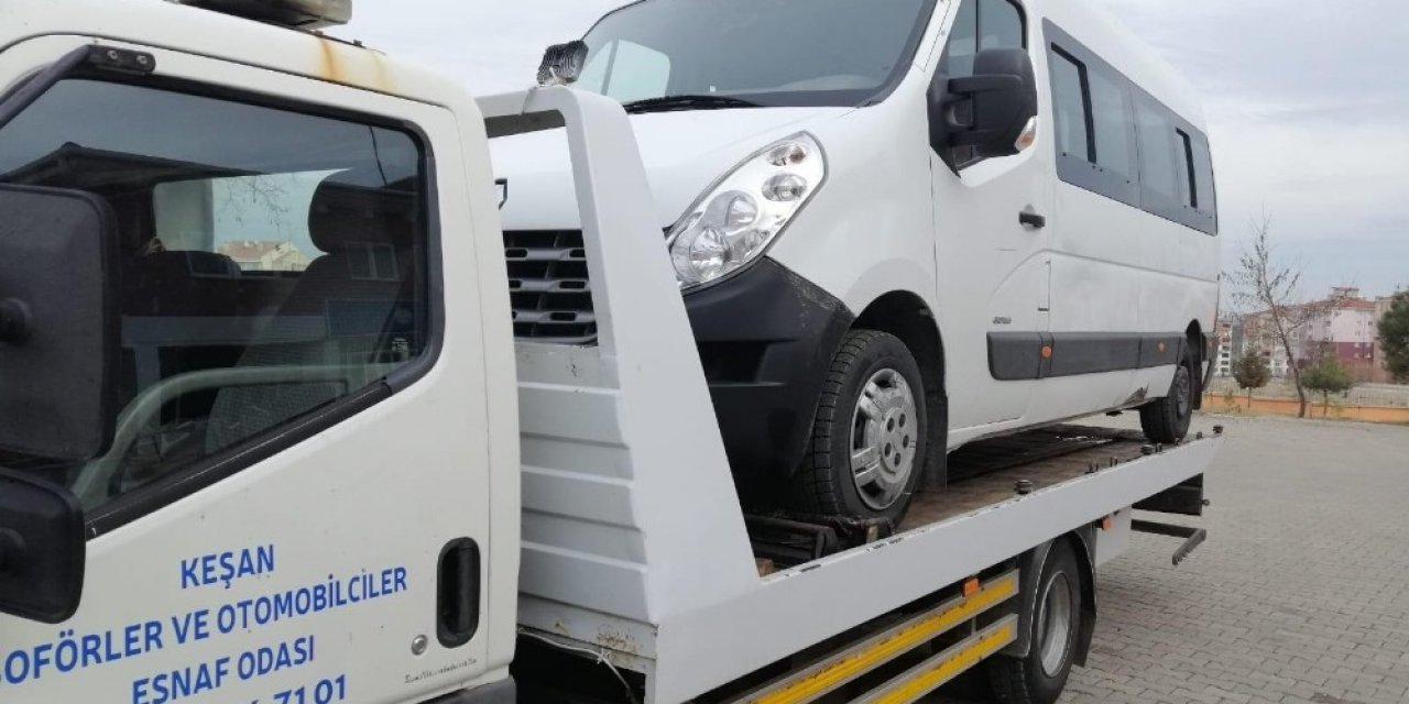 Servis şoförü alkollü çıktı, öğrencileri okula polis bıraktı