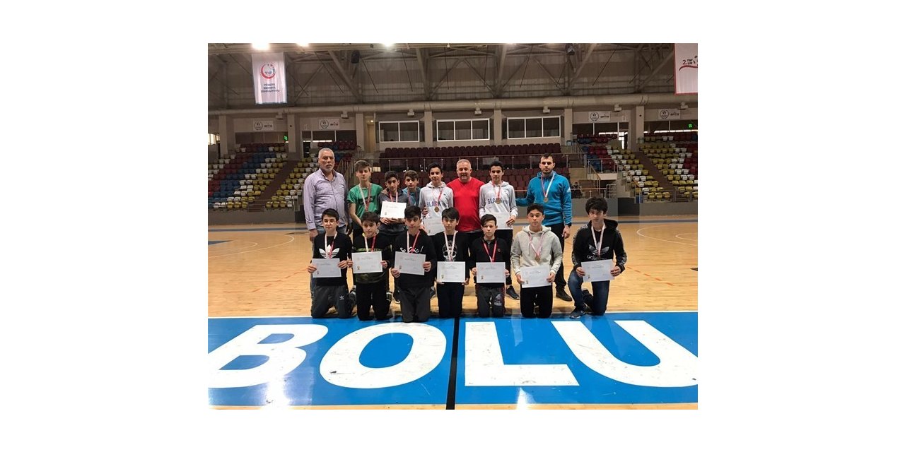 700. Yıl Ortaokulu hentbol takımı yarı finalde