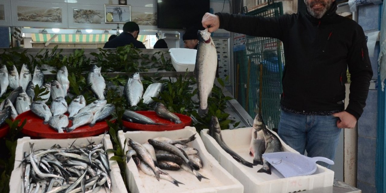 Tezgahları havuz balıkları süslüyor