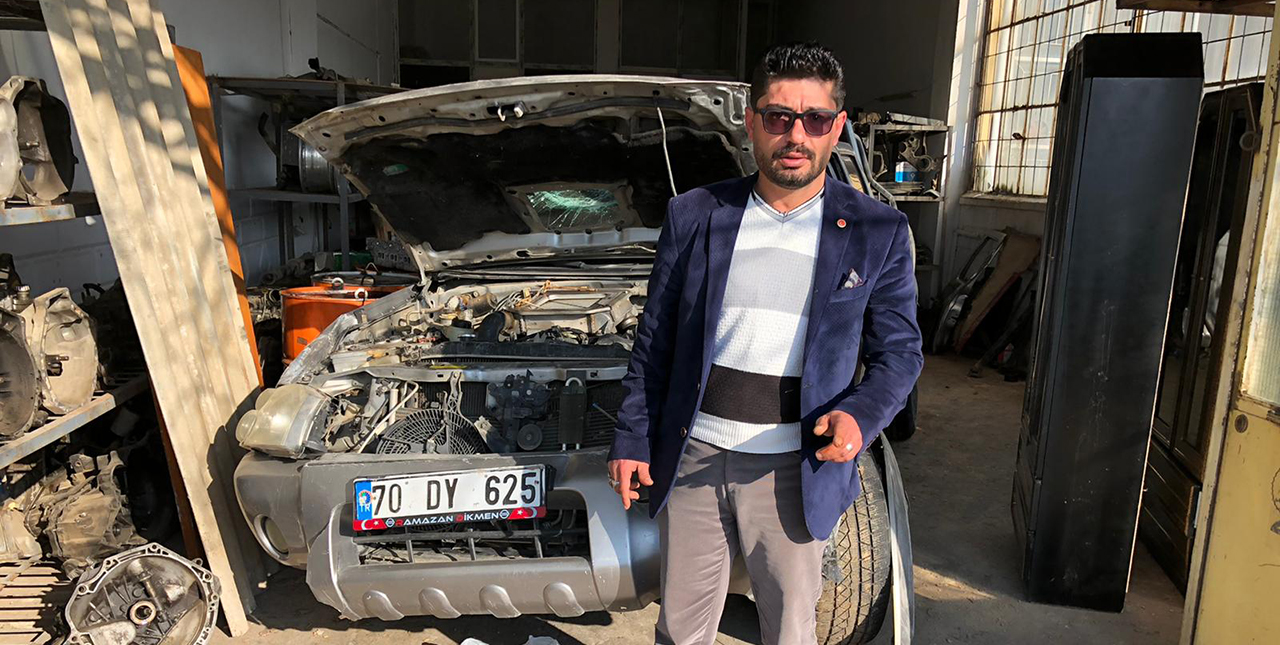 Seyir halindeki aracı ile canlı yayın yaparken kaza geçirdi