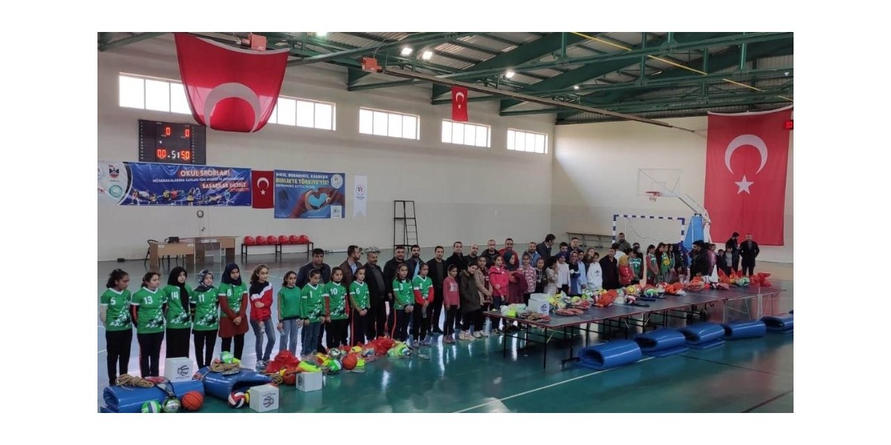 Çınar’da 144 öğrenciye malzeme desteği