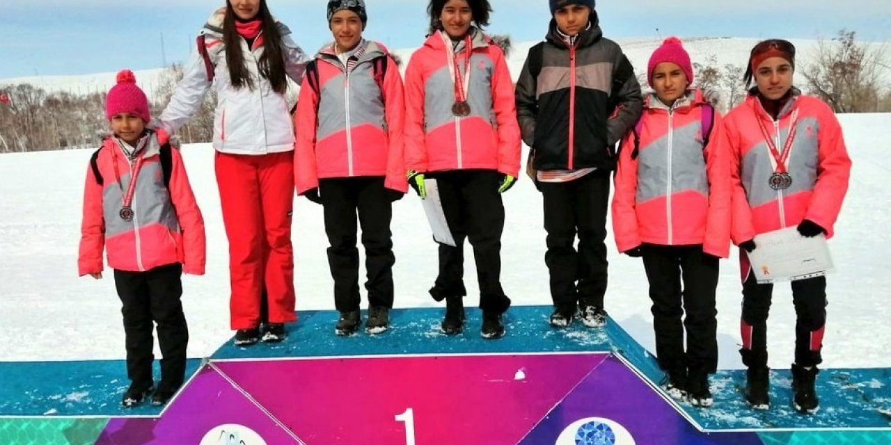 Sivaslı kayakçılar Türkiye 3.’sü oldu