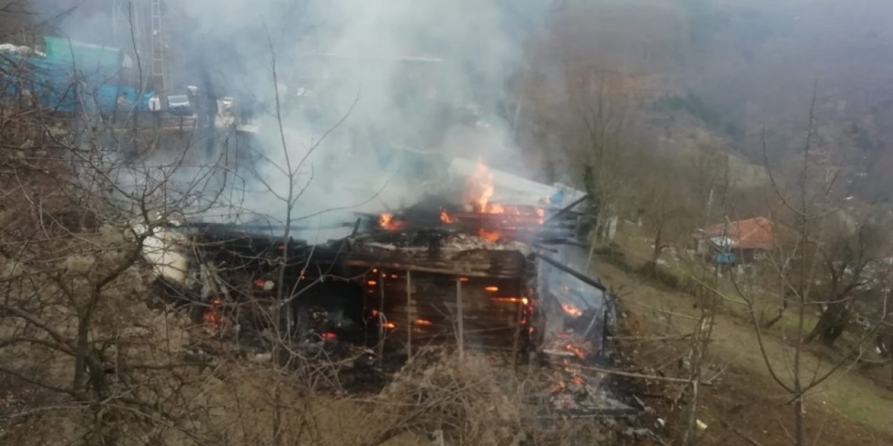 İki katlı ahşap ev yangında küle döndü