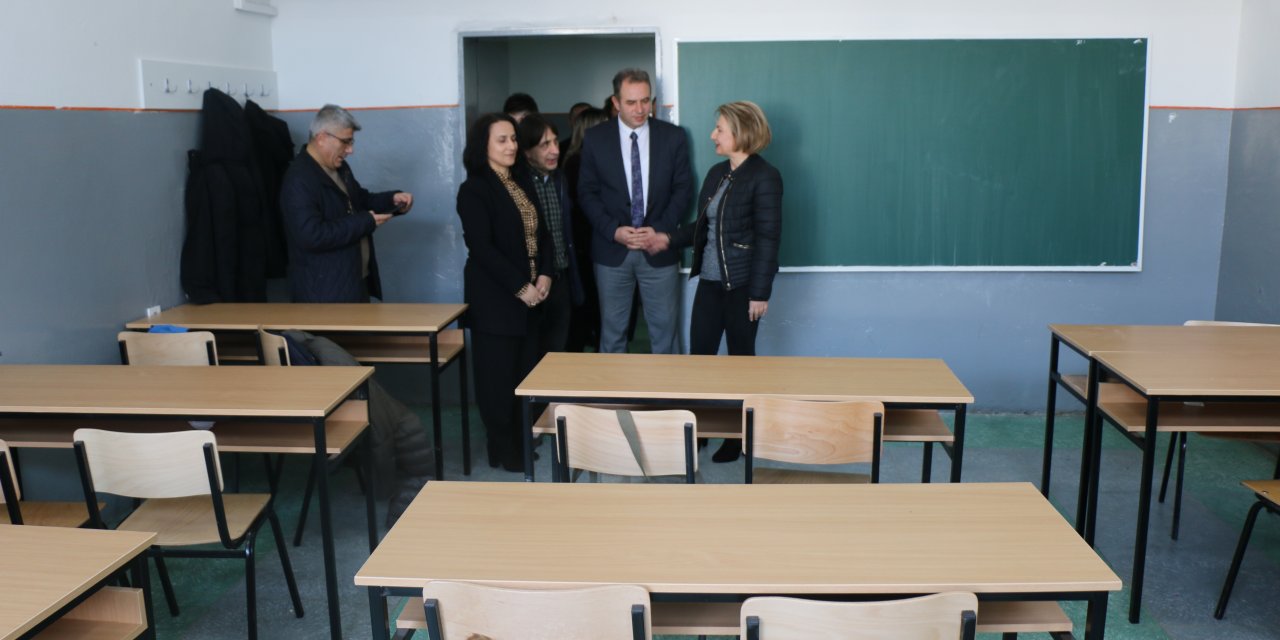 İHH, Kuzey Makedonya'daki liseye donanım desteği sağladı