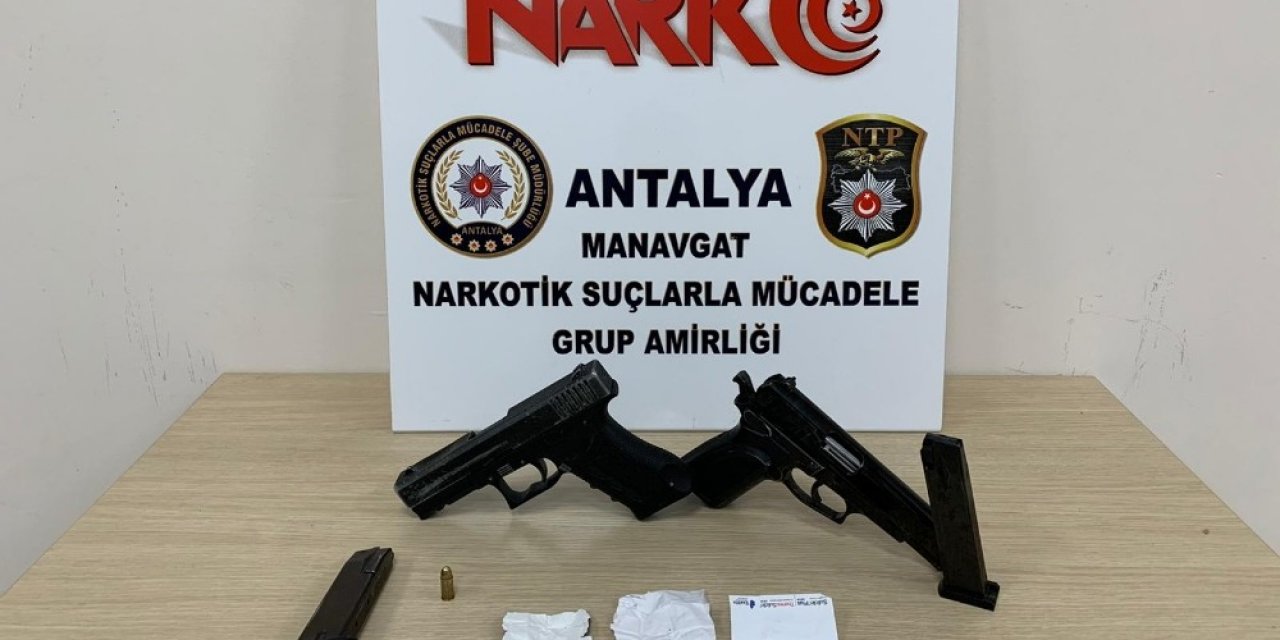 Şüpheli araçta silah ve uyuşturucu ele geçirildi
