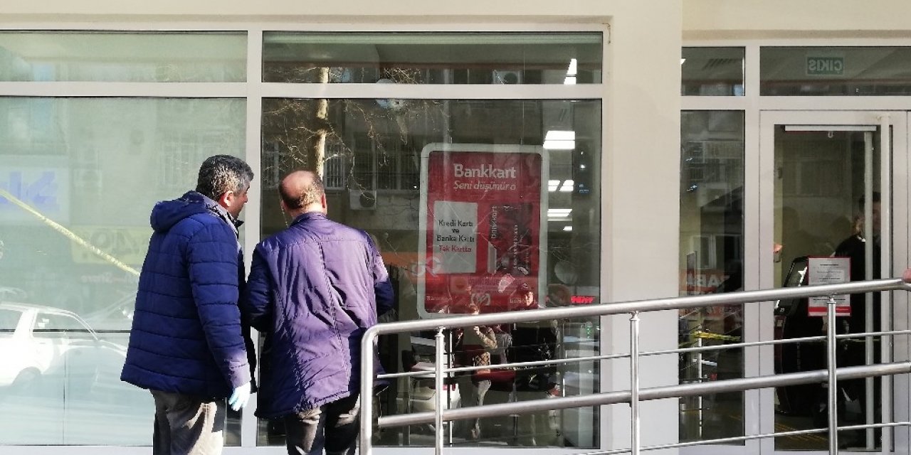 Bankanın camına kurşun isabet etti