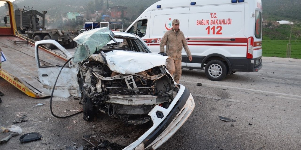 Hatay’da iki otomobil çarpıştı: 2 yaralı