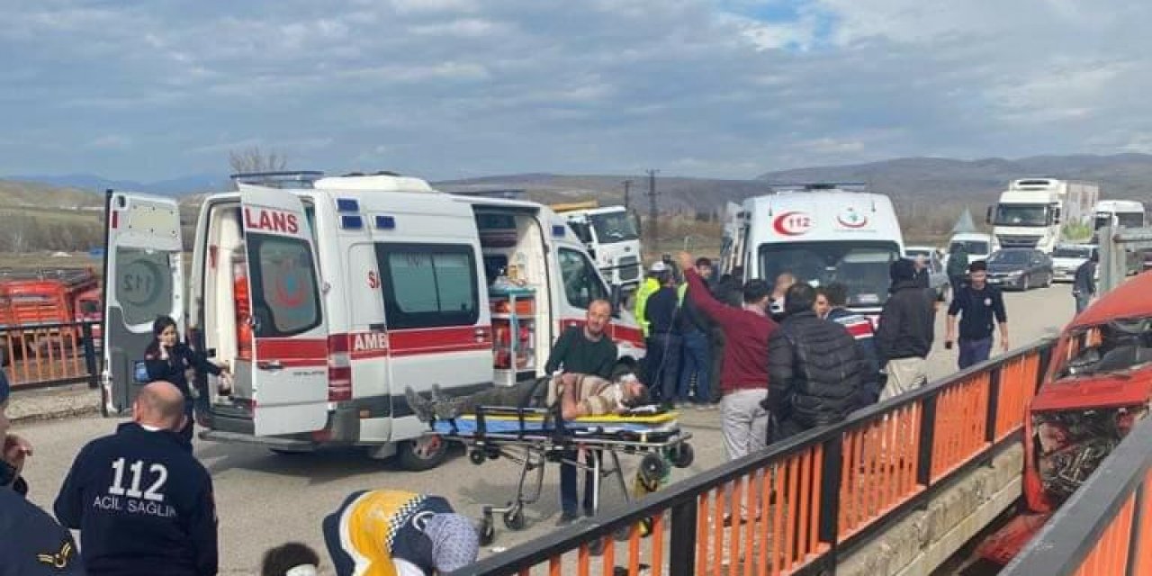 Kontrolden çıkan araç köprüde asılı kaldı: 3 yaralı