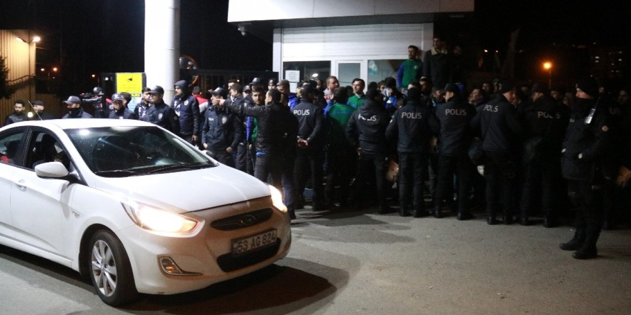 Çaykur Rizespor taraftarından tesislerde protesto