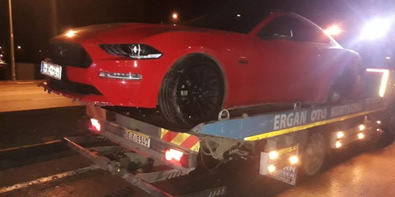 Lüks otomobil karşı şeride geçti: 2 yaralı