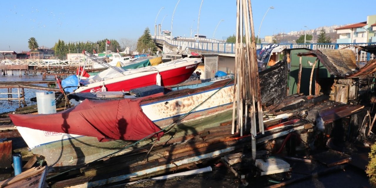 Alev alev yanan 4 balıkçı barakası küle döndü