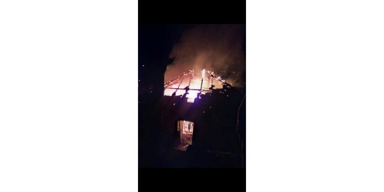 Köy muhtarının evi alevlere teslim oldu