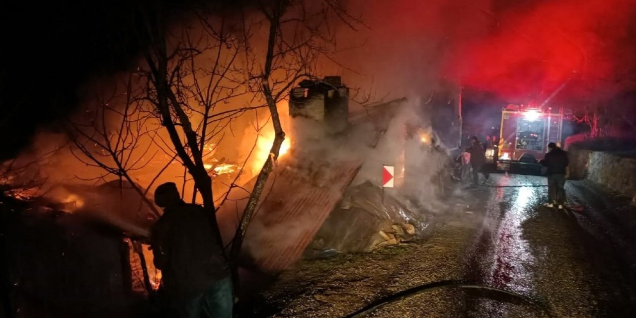 Gece yarısı çıkan yangında ev ve ahır küle döndü