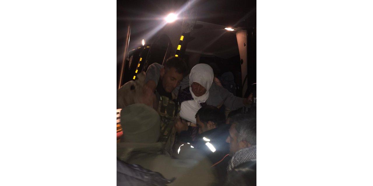 Siirt'te yolu kardan kapanan mezrada fenalaşan kadın hastaneye yetiştirildi