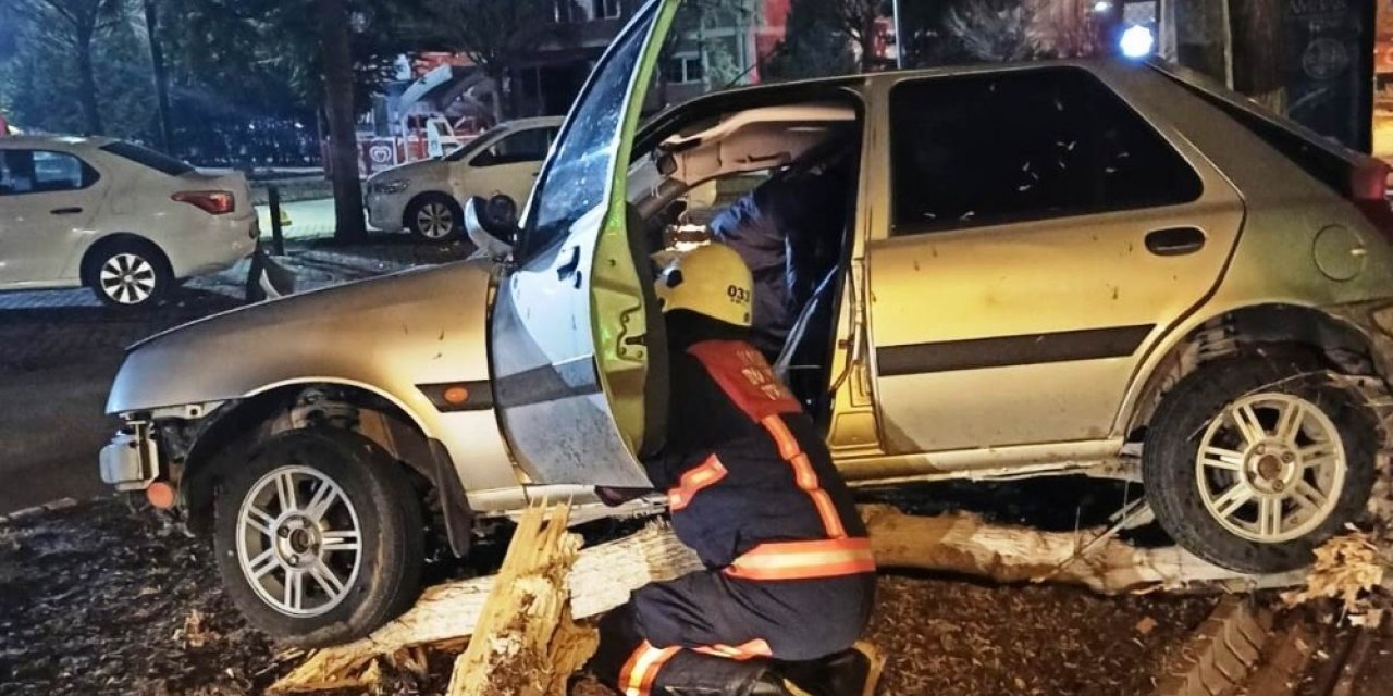 Kontrolden çıkan araç ağaca çarparak durabildi