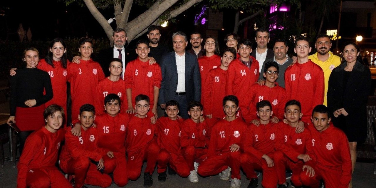 U14 futbol takımı şampiyonluğu kutladı