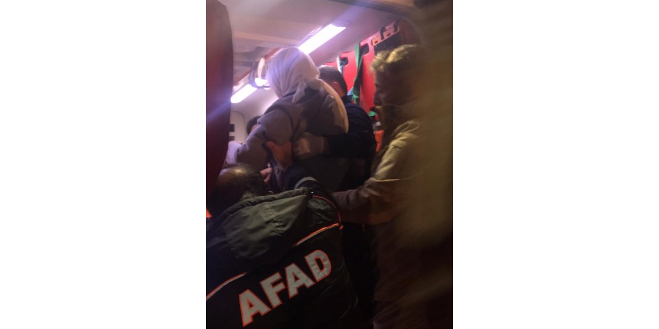 Jandarma emniyeti sağladı, hasta kadın 3 saat süren çalışmanın ardından kurtarıldı