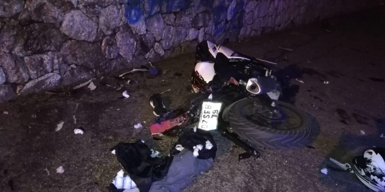 Ters şeride giren otomobil motosikletle çarpıştı: 1 ölü
