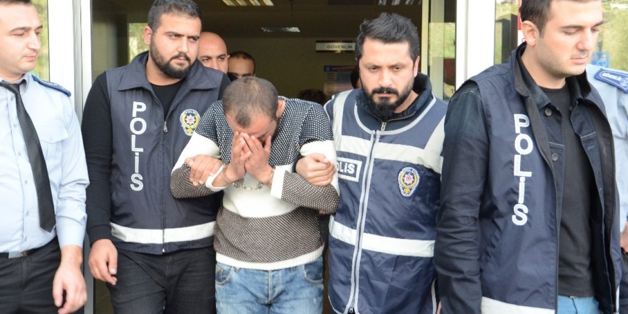 Annesini 9 bıçak darbesiyle öldüren evlat, hakim karşısında
