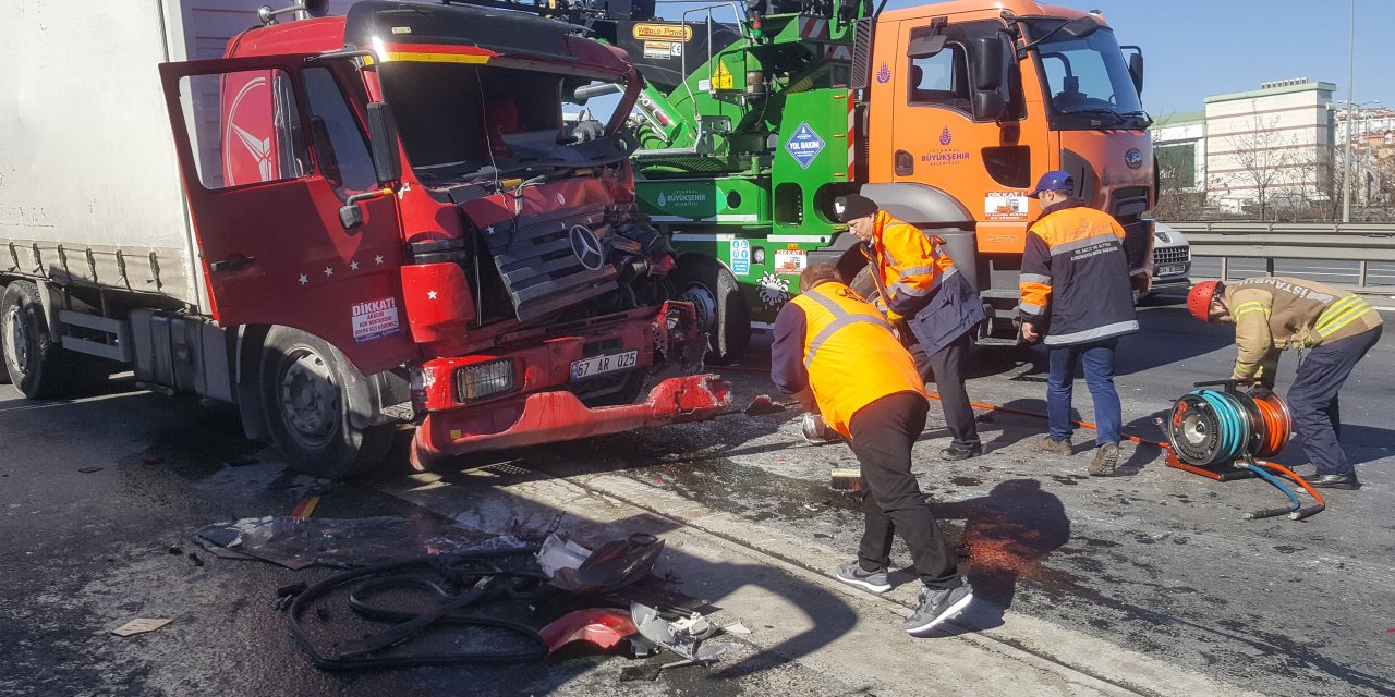 Esenyurt'ta zincirleme trafik kazasında 1 kişi yaralandı