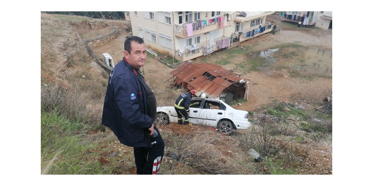 ’U’ dönüşü yapan otomobile çarpmamak için ölümden döndüler: 1 yaralı