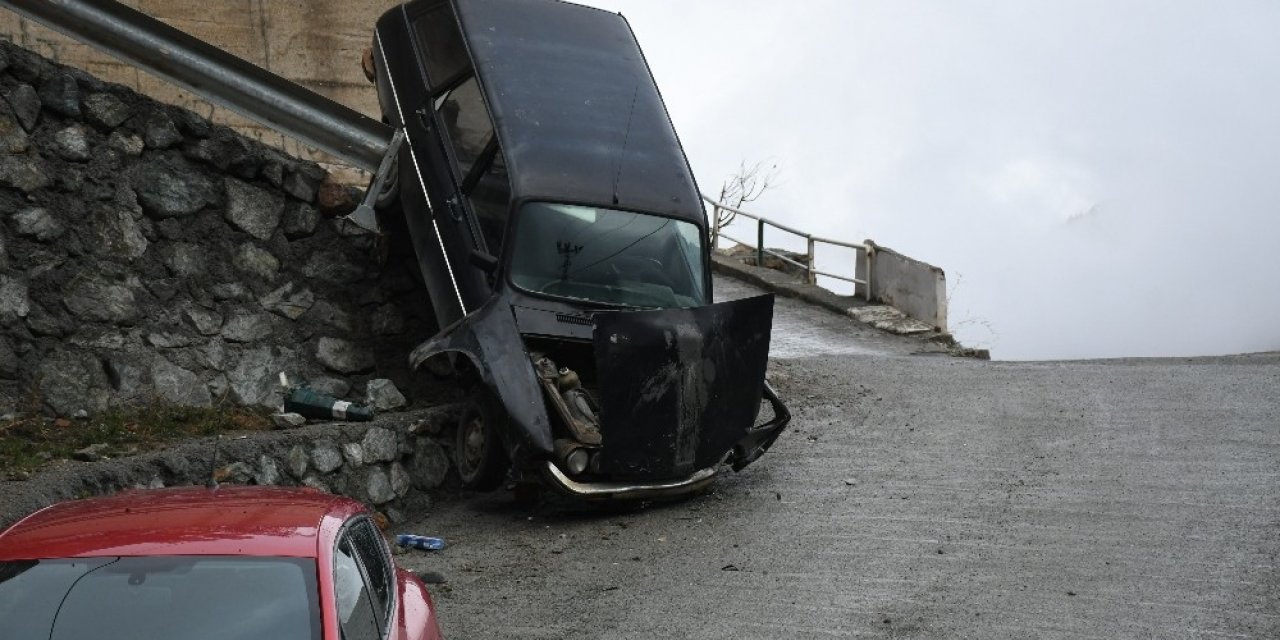 Artvin’de freni patlayan araç kaza yaptı