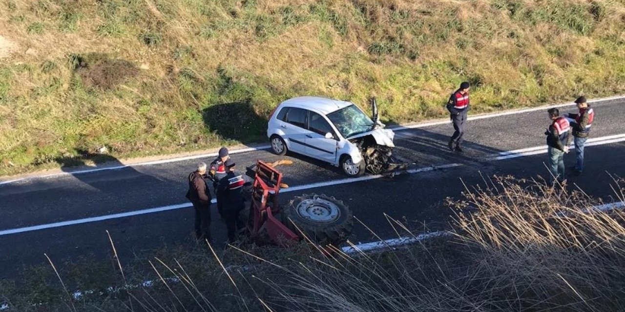Otomobille traktör kafa kafaya çarpıştı: 1 ölü, 1 yaralı