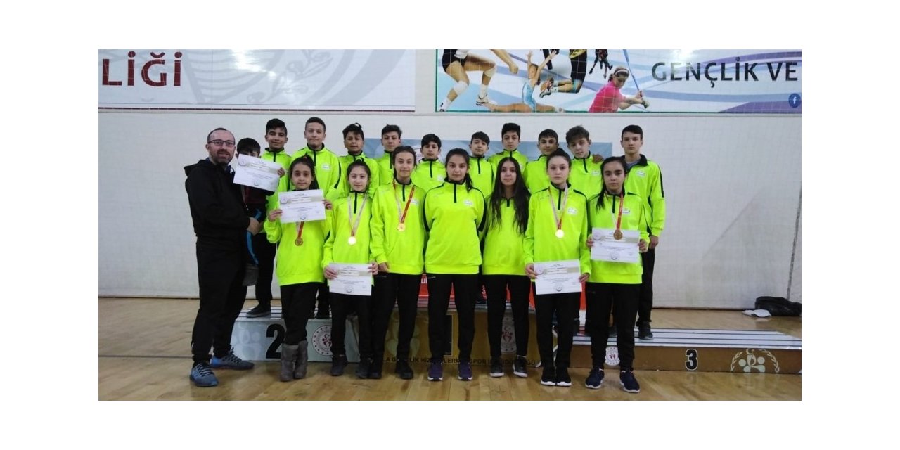 Karatede kız-erkek takımları yarı finalde