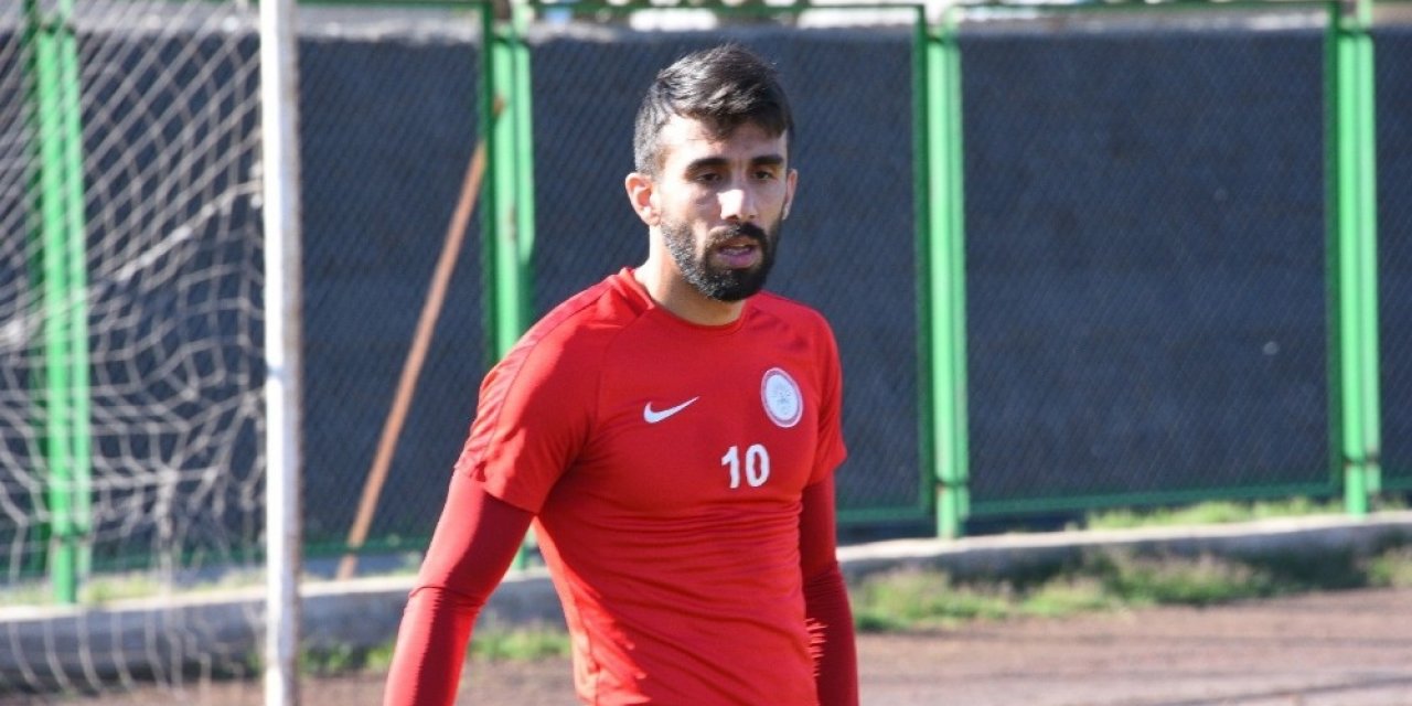 Orta saha oyuncusu süresiz kadro dışı bırakıldı