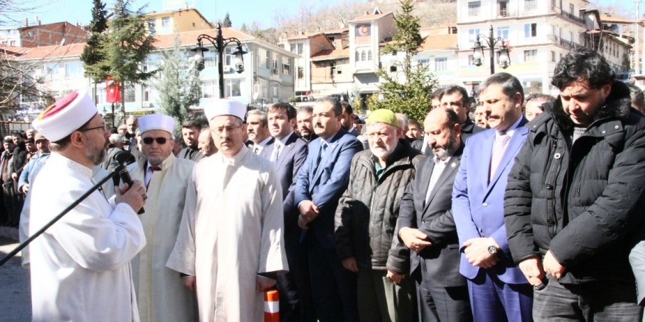 Almanya’daki saldırıda öldürülen Fatih Saraçoğlu, annesinin yanına defnedildi
