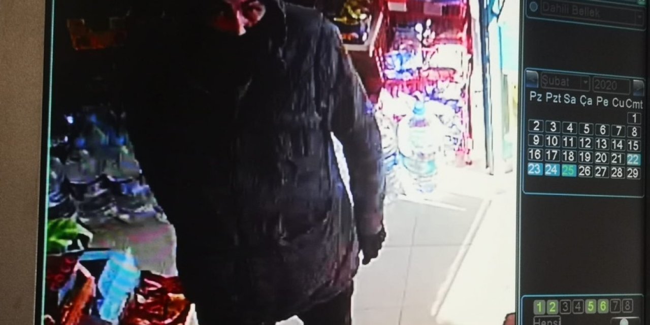 Pendik’te bıçaklı gaspçının market kasasını boşalttığı anlar kamerada
