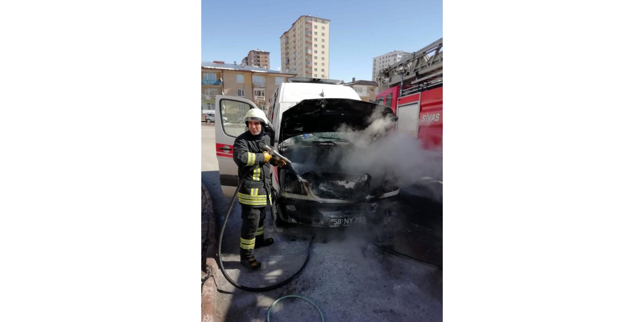 Sivas'ta seyir halindeki ambulansta çıkan yangın söndürüldü